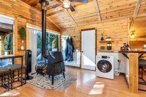 Interior - R&R Creekside Cabin -Hot Tub, AC, near Mt Rainier! Ashford, WA (Ashford)