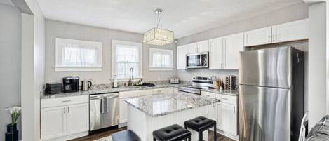 Een koelkast, een microgolfoven, een oven, een kookplaat