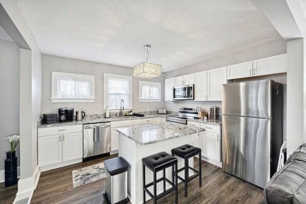 Refrigerador, microondas, horno y parrilla de estufa 