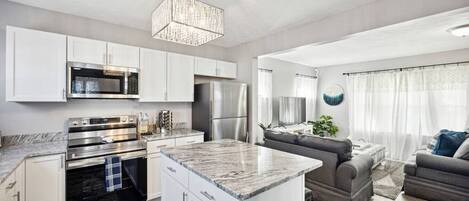 Refrigerador, microondas, horno, placa de cocina