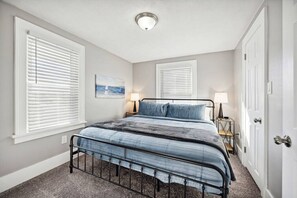 3 bedrooms, desk, iron/ironing board, WiFi