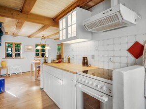 Kühlschrank, Mikrowelle, Geschirrspüler, Kochgeschirr/Geschirr/Besteck