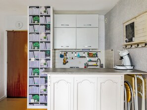 Kylskåp och kaffe- och tebryggare