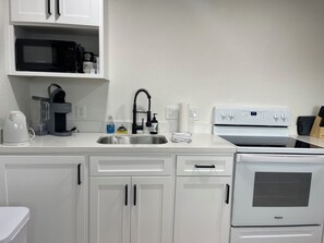 Fridge, microwave, oven, stovetop - Updated Central Valley studio apartment #5 near hospitals and HWY 99 (Salida)