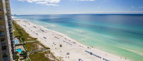 På stranden och solstolar