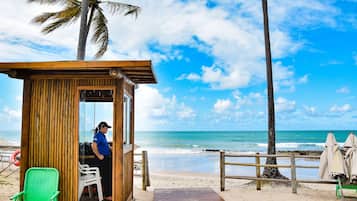 Am Strand, weißer Sandstrand, Sonnenschirme
