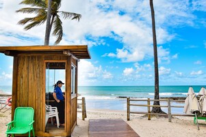 En la playa, arena blanca, sombrillas