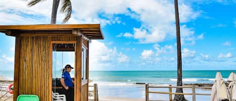 해변에 위치, 백사장, 비치 파라솔