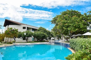 5 outdoor pools