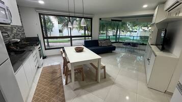 Lejlighed | Privat køkken | Køleskab, mikrobølgeovn, blender, køkkentøj/tallerkener/redskaber