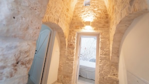 A narrow stone corridor with a door leading to a bedroom. - 2 Bedroom Private vacation home in Monopoli (Monopoli)