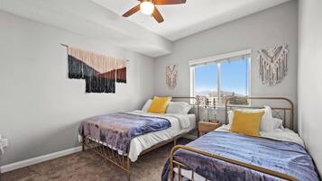 1 quarto, escrivaninha, ferros/tábuas de passar roupa, berço de viagem