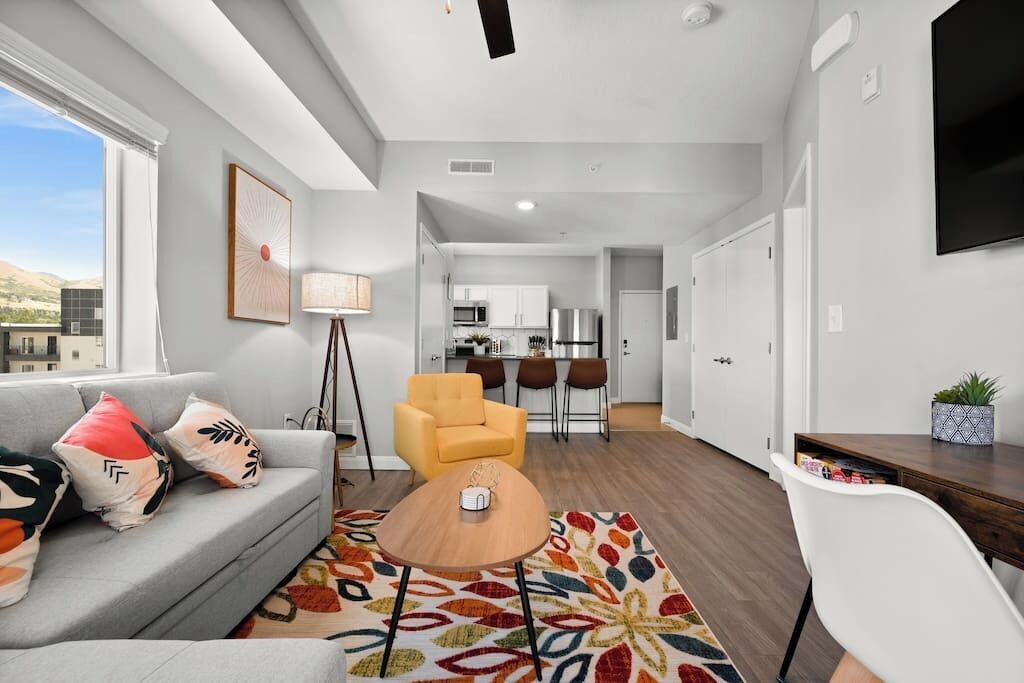 Televisión y oficina 