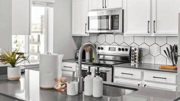 Geladeira, micro-ondas, fogão, cooktop