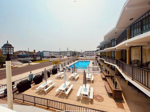 Settle In the Sun!
Fantastic centrally located North Wildwood Condo 