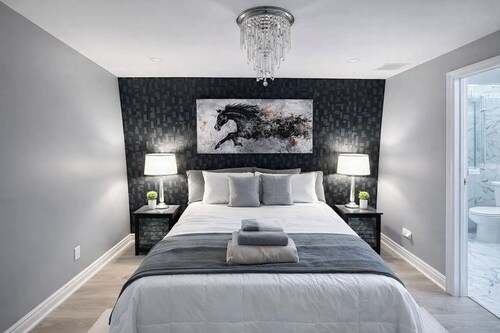 Modern Cozy Luxury Suite in Ajax | 5 Min to Hwy 401 | Kitchen/ Laundry/Parking 