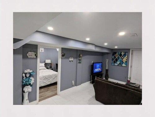 Modern Cozy Private Luxury Suite In Heart Of Ajax!