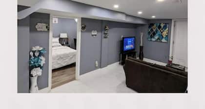 Modern Cozy Private Luxury Suite In Heart Of Ajax!