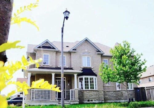 Modern Cozy Luxury Suite in Ajax | 5 Min to Hwy 401 | Kitchen/ Laundry/Parking 