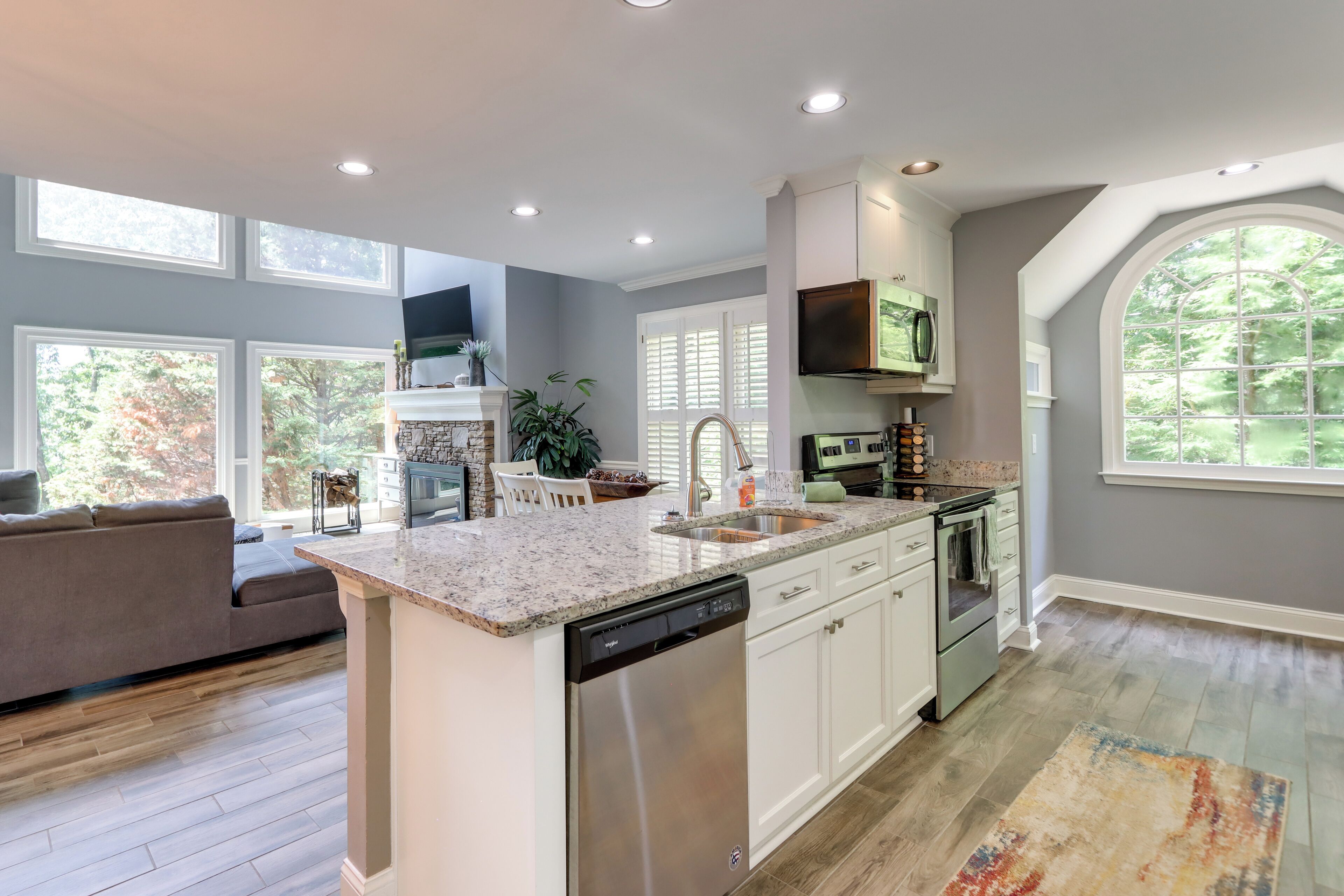 Airy Jasper Vacation Rental w\/ Deck + Gas Grill