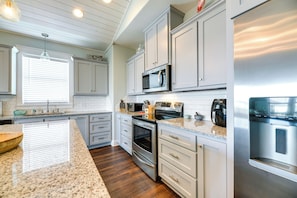 Fridge, microwave, stovetop, dishwasher - Resort Perks: Waterfront Rockport Home! (Rockport)