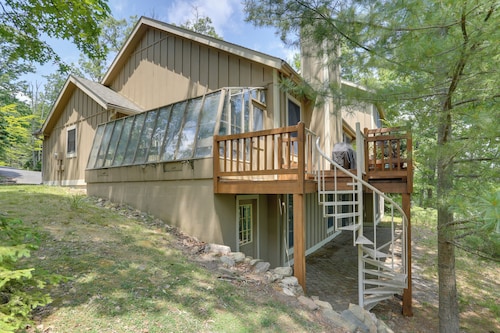< 1 Mi to Camelback Resort: Home w/ Pool Table!