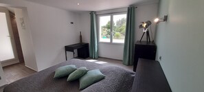 Phòng | Bộ đồ giường cao cấp, nệm cao su hoạt tính (memory foam) 