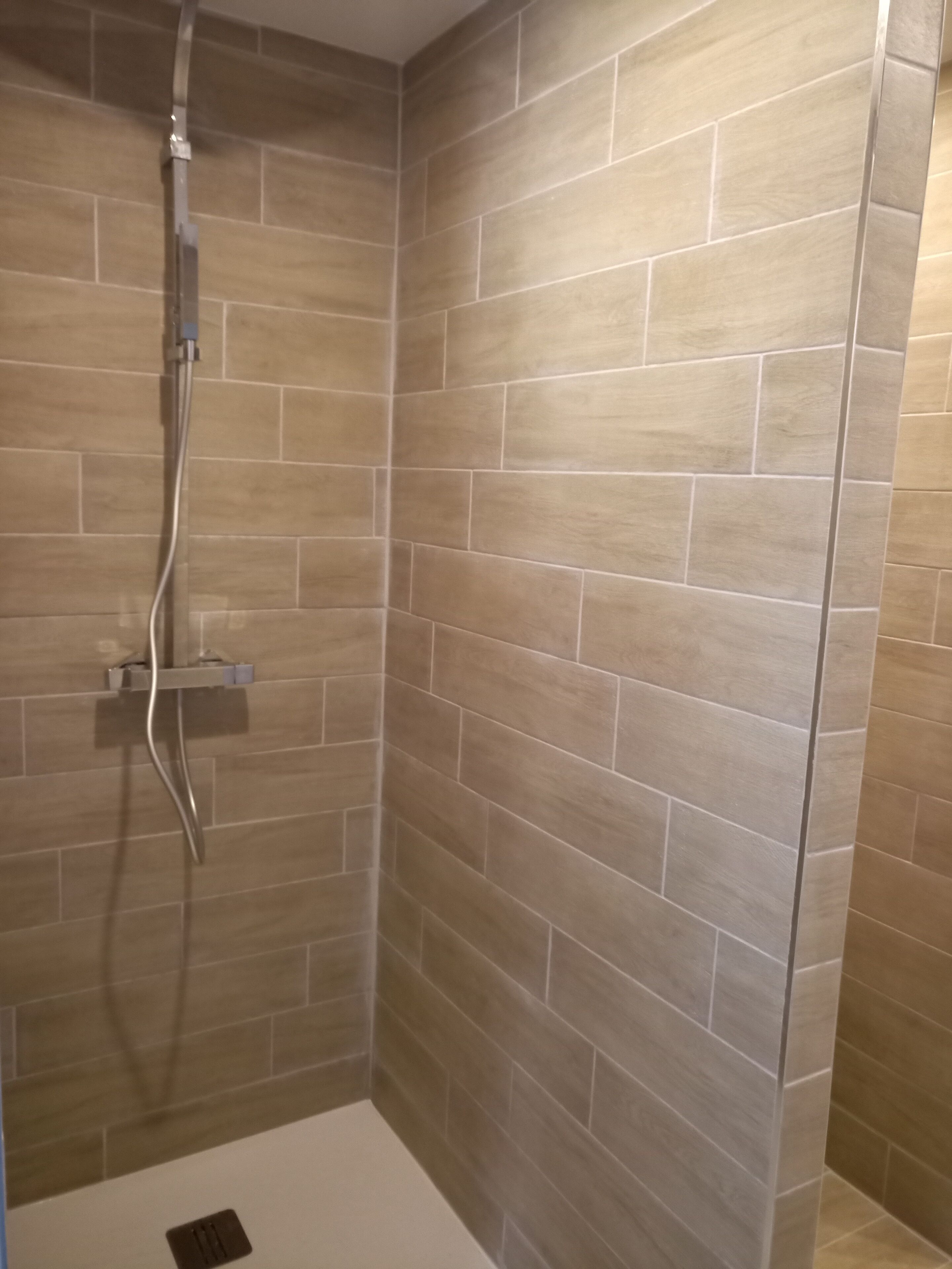 Zimmer | Badezimmer | Dusche, Handtücher, Seife, Shampoo