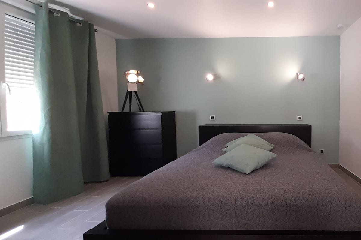 Zimmer | 1 Schlafzimmer, hochwertige Bettwaren, Betten mit Memory-Foam-Matratzen