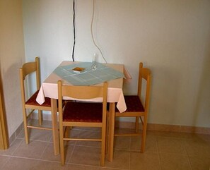 Apartment, Smoking