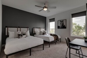 3 soverom, skrivebord, strykejern/-brett og reiseseng for barn