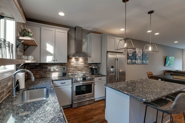 Køleskab, mikrobølgeovn, ovn, kogeplade