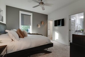 3 soveværelser, skrivebord, strygejern/strygebræt, weekendseng