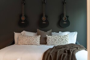 3 bedrooms, desk, iron/ironing board, travel cot - Fun Music City Charmer! 3 Bdr, 2 Miles to Downtown (Berry Hill)