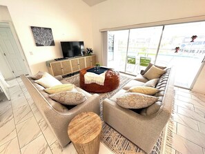 Televisión, reproductor de DVD, biblioteca musical y videoteca