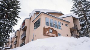 Un edificio de varios pisos con un letrero que dice