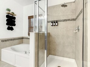 Séchoir à cheveux, serviettes fournies, savon, shampooing
