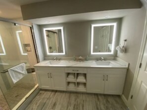 Shower, hair dryer, towels, soap - Come enjoy the amazing fun and beautiful views at our resort in Hollister Mo. 
 (Hollister)