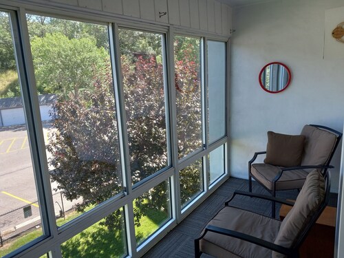 Edgewater Condo, central location, beach,
 dock, indoor & outdoor pools, sauna.