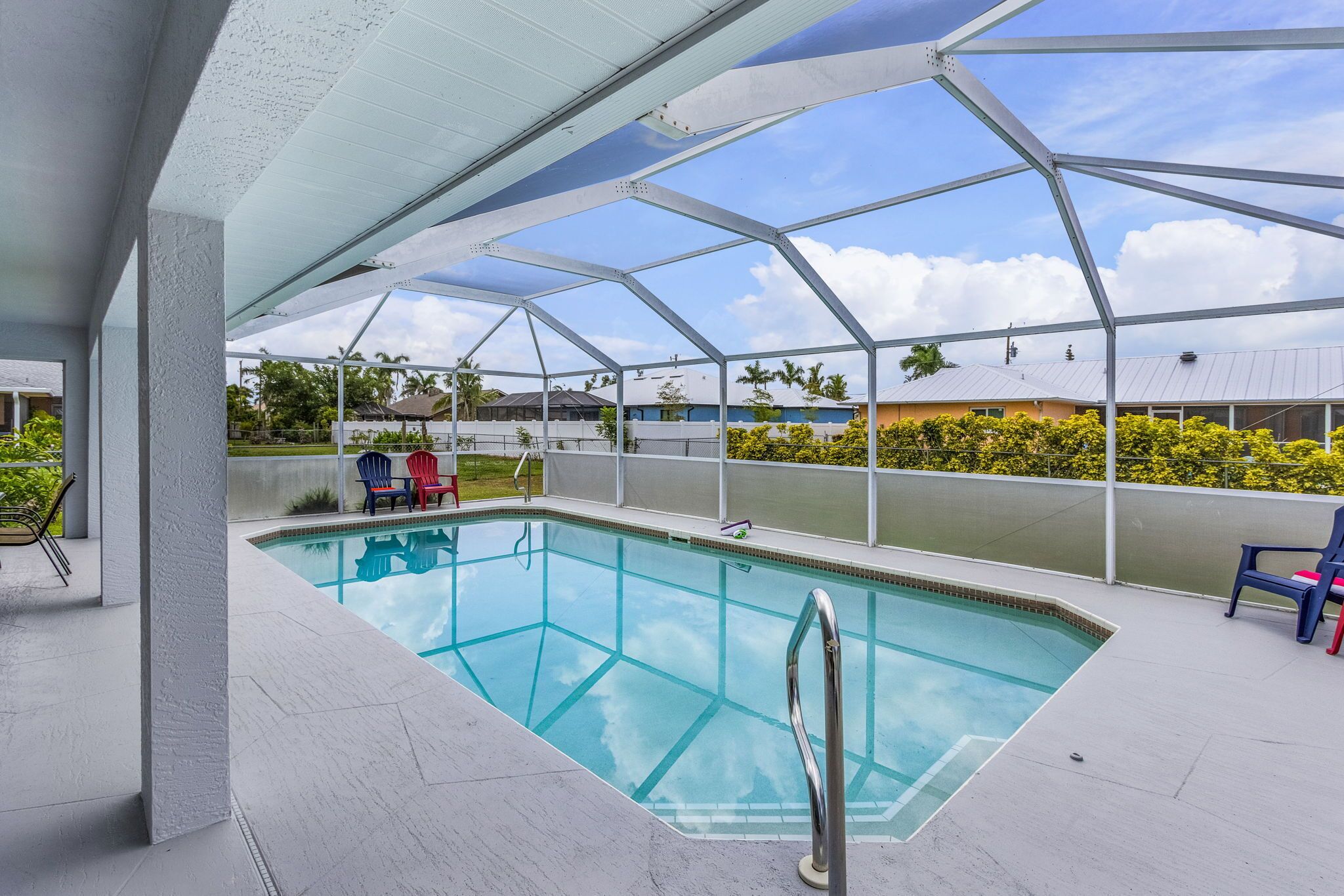Una piscina techada al aire libre con vistas despejadas a los edificios y la vegetación circundantes.