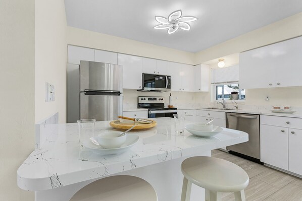 Kühlschrank, Mikrowelle, Ofen, Herdplatte