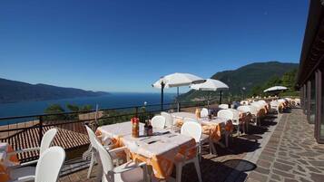 屋外ダイニングエリア