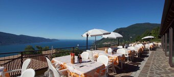 Holiday apartment with lake view and pool