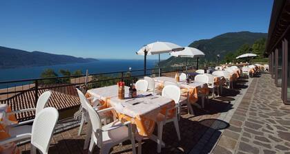 Holiday apartment with lake view and pool