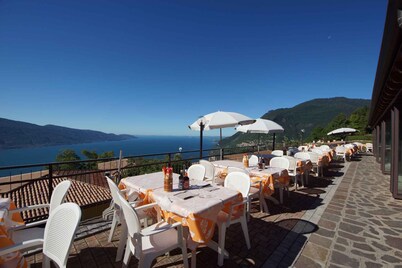 Holiday apartment with lake view and pool