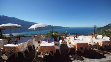 屋外ダイニングエリア