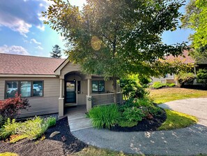 Exterior - FV44 tastefully updated single level with AC, WiFi, minutes from skiing, Dog Friendly! (Bretton Woods)