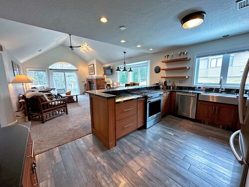 FV44 tastefully updated single level with AC, WiFi, minutes from skiing, Dog Friendly!