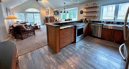 FV44 tastefully updated single level with AC, WiFi, minutes from skiing, Dog Friendly!