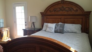 3 bedrooms, travel crib, free WiFi, bed sheets - Cozy Beach Cottage. A block from Ocean and Close to it ALL! (Myrtle Beach)